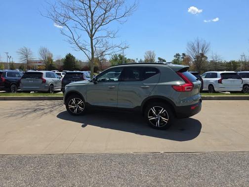 Green 2024 Volvo XC40 CORE THEME