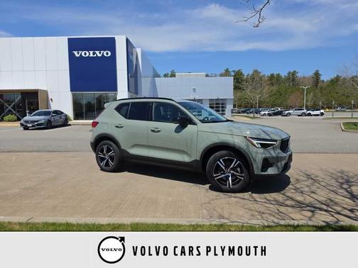 Green 2024 Volvo XC40 CORE THEME