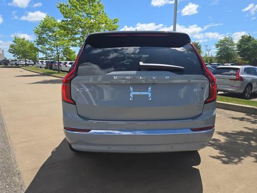 2026 Volvo XC90 PLUS
