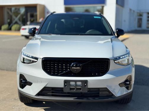 2026 Volvo XC40 B5 Ultra Black Edition