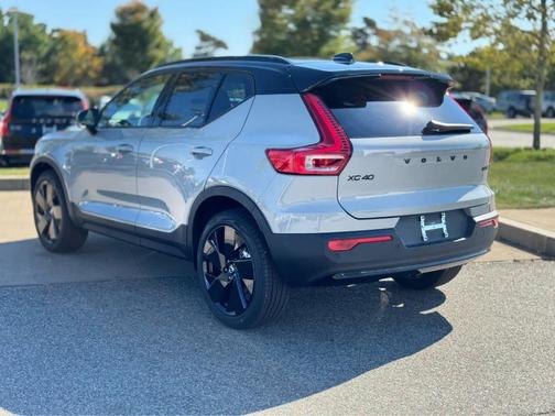 2026 Volvo XC40 B5 Ultra Black Edition