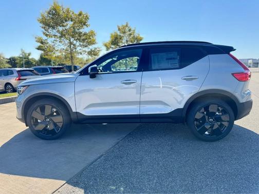 2026 Volvo XC40 B5 Ultra Black Edition