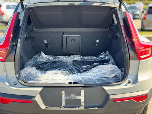 2026 Volvo XC40 B5 Ultra Black Edition