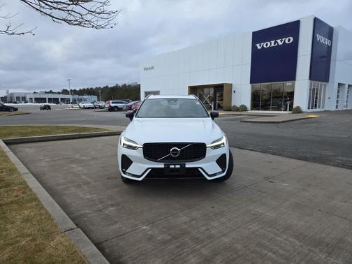 2023 Volvo XC60 B5 Ultimate Dark Theme