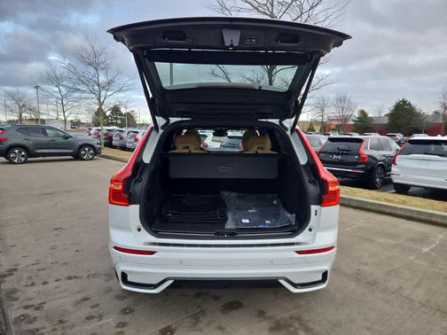 2023 Volvo XC60 B5 Ultimate Dark Theme