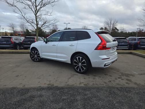 2023 Volvo XC60 B5 Ultimate Dark Theme