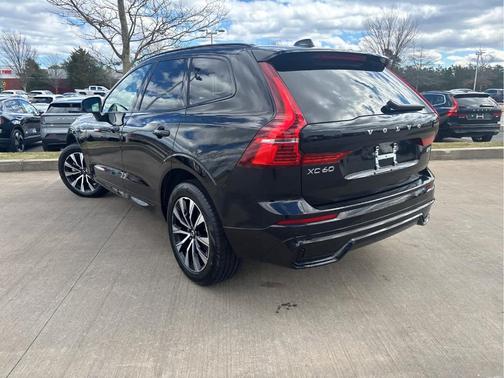 Onyx Black Metallic 2025 Volvo XC60 B5 Core