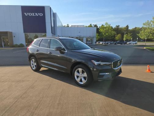 2022 Volvo XC60 B5 Momentum