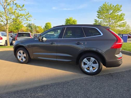 2022 Volvo XC60 B5 Momentum