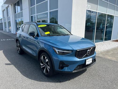 2023 Volvo XC40 B5 Ultimate Dark Theme