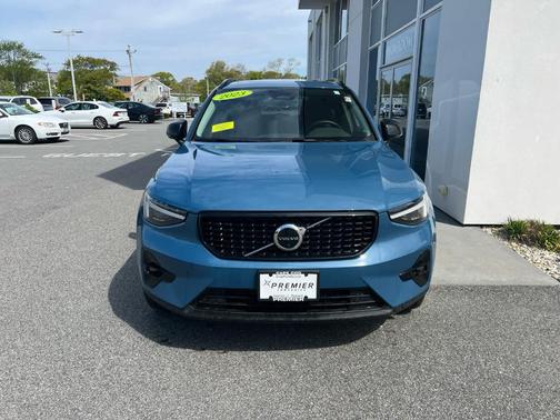 2023 Volvo XC40 B5 Ultimate Dark Theme