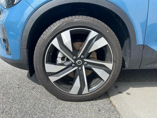 2023 Volvo XC40 B5 Ultimate Dark Theme