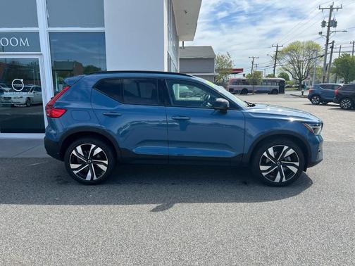 2023 Volvo XC40 B5 Ultimate Dark Theme
