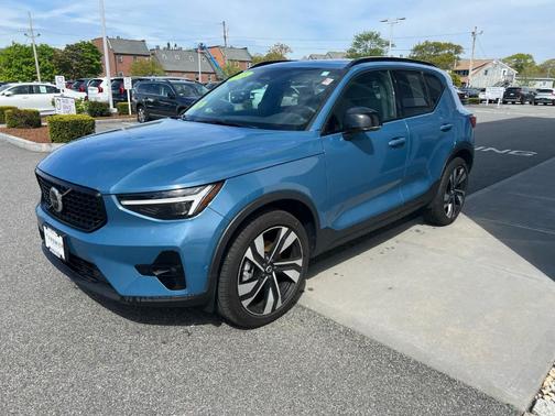 2023 Volvo XC40 B5 Ultimate Dark Theme