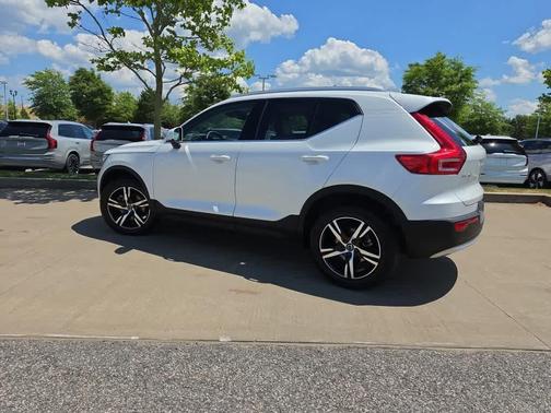 Crystal White Metallic 2023 Volvo XC40 B5 Plus Bright Theme