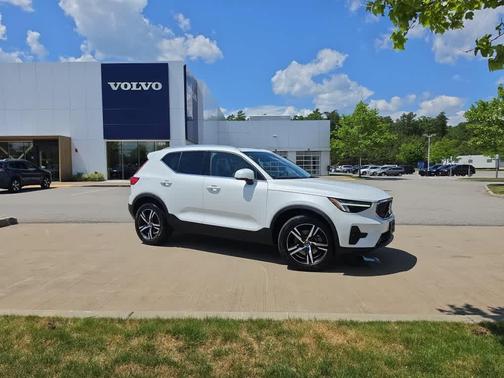 Crystal White Metallic 2023 Volvo XC40 B5 Plus Bright Theme
