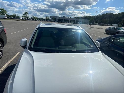Crystal White Metallic 2023 Volvo XC40 B5 Plus Bright Theme