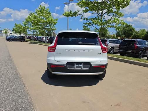 Crystal White Metallic 2023 Volvo XC40 B5 Plus Bright Theme