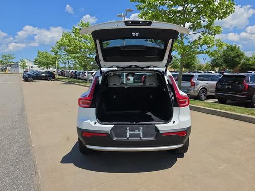 Crystal White Metallic 2023 Volvo XC40 B5 Plus Bright Theme