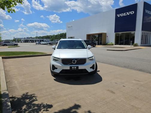 Crystal White Metallic 2023 Volvo XC40 B5 Plus Bright Theme