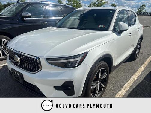 Crystal White Metallic 2023 Volvo XC40 B5 Plus Bright Theme