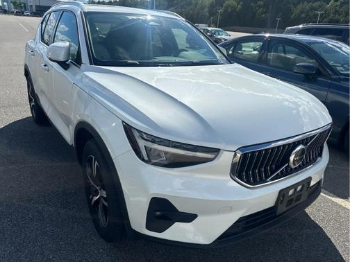 Crystal White Metallic 2023 Volvo XC40 B5 Plus Bright Theme