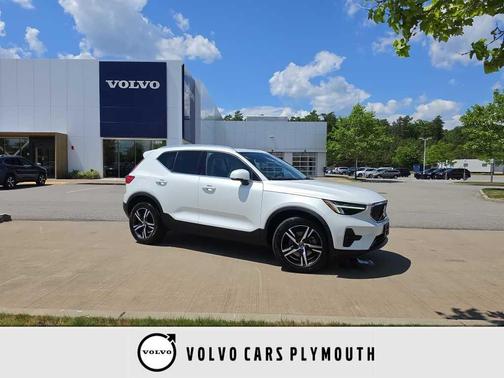 Crystal White Metallic 2023 Volvo XC40 B5 Plus Bright Theme