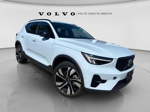 Cloud 9 White 2024 Volvo XC40 B5 Plus Dark Theme