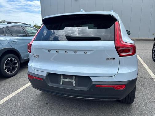 Cloud 9 White 2024 Volvo XC40 B5 Plus Dark Theme