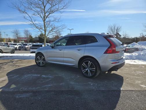2021 Volvo XC60 T6 Momentum