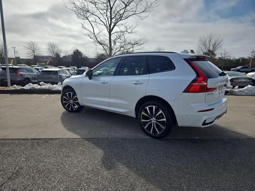 2023 Volvo XC60 B5 Plus Dark Theme