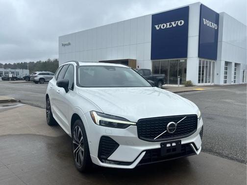 Crystal White Metallic 2023 Volvo XC60 B5 Plus Dark Theme