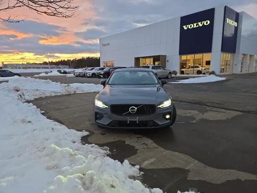 2023 Volvo S60 B5 Plus Dark Theme