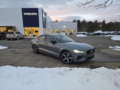 2023 Volvo S60 B5 Plus Dark Theme