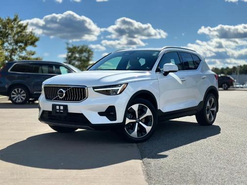 2023 Volvo XC40 B5 Plus Bright Theme