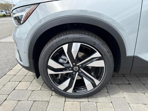 Metallic 2026 Volvo XC40 B5 Plus