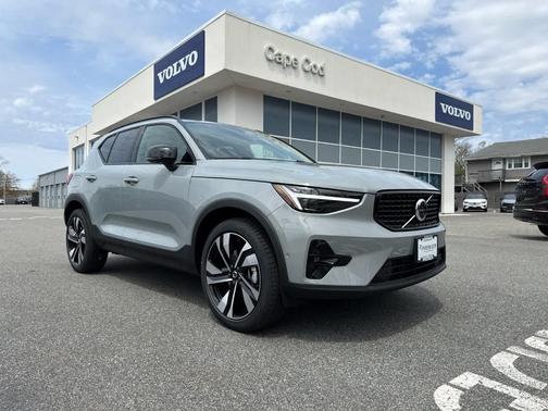 Metallic 2026 Volvo XC40 B5 Plus