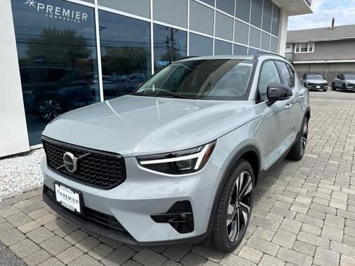 Metallic 2026 Volvo XC40 B5 Plus