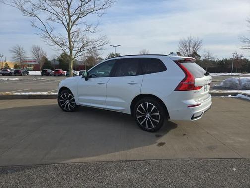 2024 Volvo XC60 B5 Plus Dark Theme