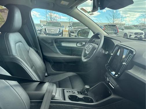 2025 Volvo XC40 B5 Core Bright Theme