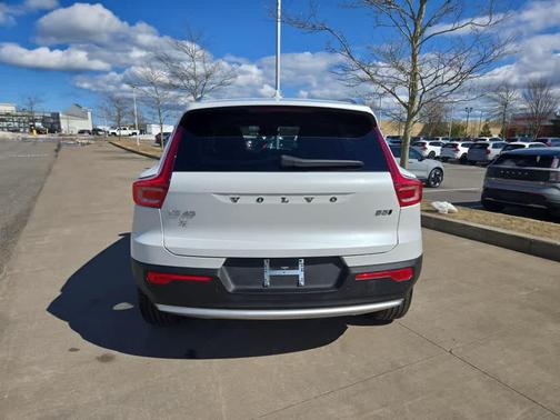 2025 Volvo XC40 B5 Core Bright Theme