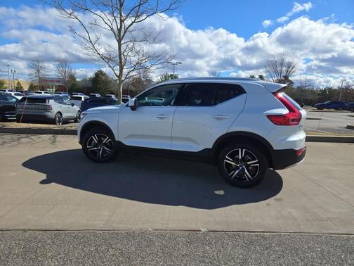2025 Volvo XC40 B5 Core Bright Theme