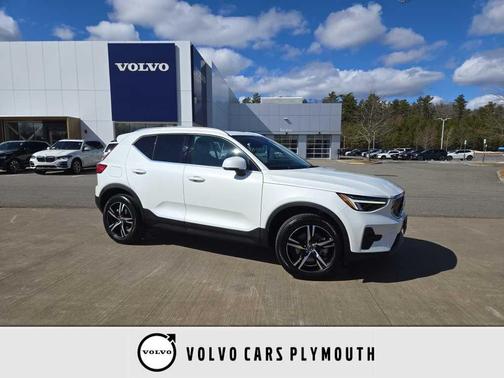 2025 Volvo XC40 B5 Core Bright Theme