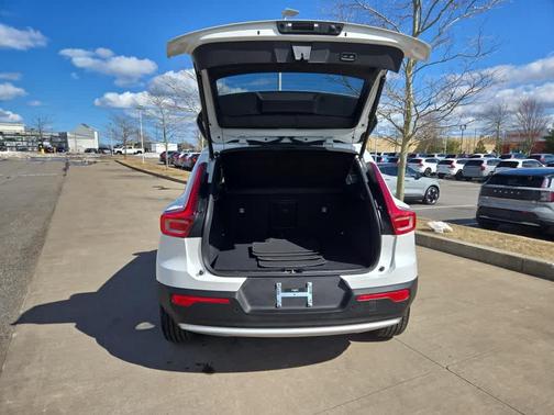 2025 Volvo XC40 B5 Core Bright Theme