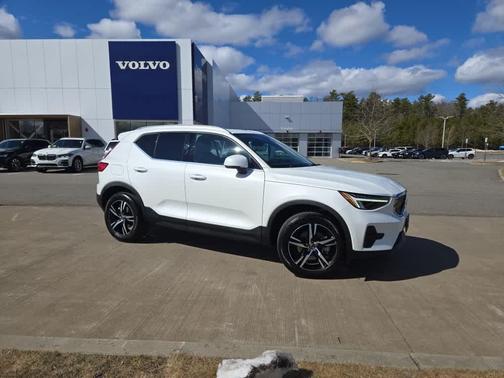2025 Volvo XC40 B5 Core Bright Theme