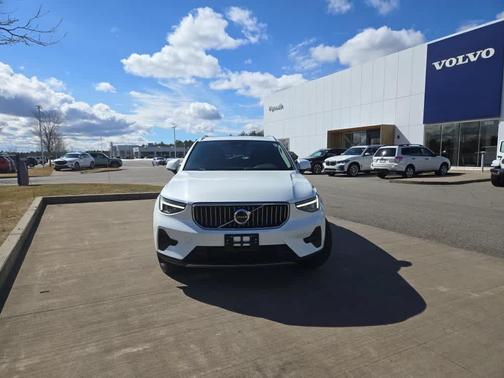 2025 Volvo XC40 B5 Core Bright Theme