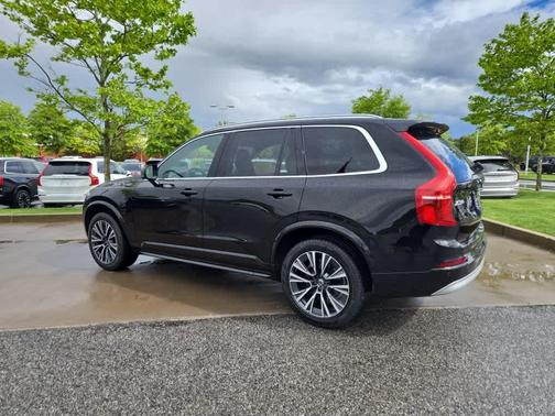 2022 Volvo XC90 T5 Momentum 7 Passenger