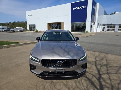 2024 Volvo S60 B5 Core Dark Theme