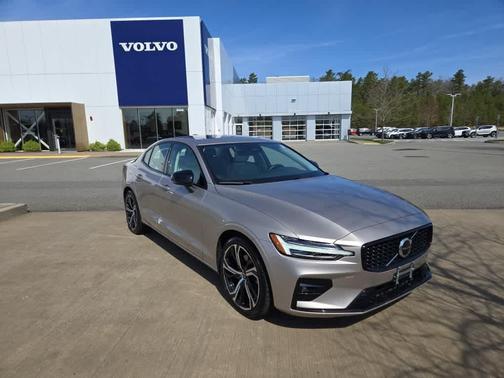 2024 Volvo S60 B5 Core Dark Theme