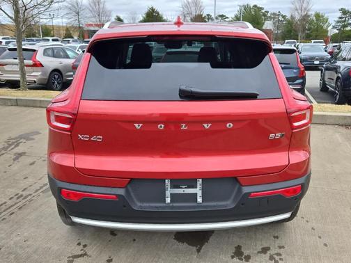 2025 Volvo XC40 B5 Ultra Bright Theme